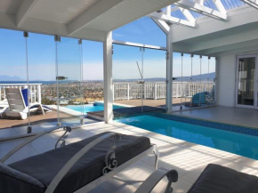 The Bolussi, sleeps 12 in 6 bedrooms with pool!